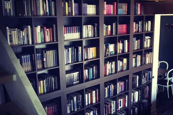  Esta librería es una remodelación de estructuras compradas (en este caso, estanterías de Ikea), transformadas para que se adapten de una manera más elegante, eficaz y en armonía con el espacio en el que se encuentra. Este es un buen ejemplo de adaptabilidad. 