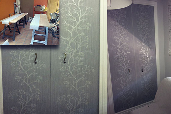 Esta es una rehabilitación aprovechando su la estructura inicial (puertas sencillas de pino barnizado y sus marcos) adquiriendo un nuevo y renovado aspecto en lo que antes era un elemento de la estancia que pasaba desapercibido a ser un elemento altamente decorativo y visual. Para ello se realizó una preparación de la base a la cual se le aplicó posteriormente un papel pintado de alta calidad y resistente que puede ser lavado con facilidad. Al marco y a las jambas se le aplicó una pintura blanca sintética de gran resistencia. El tirador también fue remplazado por uno más acorde al diseño del papel.