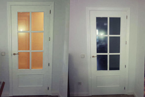 Estas puertas fuero renovadas aplicándoles un lacado en poliuretano blanco, pasando de tener un aspecto de pino sencillo y sin gracia a un aspecto renovado y dinámico, dando un aire nuevo a la casa. También fueron cambiadas las manillas de las puertas. Posteriormente también fue cambiado el suelo por tarima flotante sintética, la cual funciona muy bien a la hora de renovar la casa.