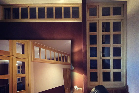 El trabajo que se aprecia en esta fotografía contiene una remodelación de un tabique y la construcción completa de la puerta de la misma estancia. En la remodelación del tabique se realizó una abertura en la parte superior a modo de tragaluz para dar cabida al montante que se fusionará con la puerta. De esta manera la luz saliente de cualquiera de las dos estancias será compartida en ambas habitaciones, creando un juego dinámico de luces. La puerta, que va a juego con el montante/tragaluz, está realizada en madera de pino melis y metacrilato con un acabado en barniz de poliuretano (tanto la puerta como el montante). Al finalizar la obra de la abertura de la pared, se procedió a pintar ambos extremos de la misma junto con el salón y el pasillo (con pintura plástica). Este trabajo incluye albañilería, carpintería y pintura.