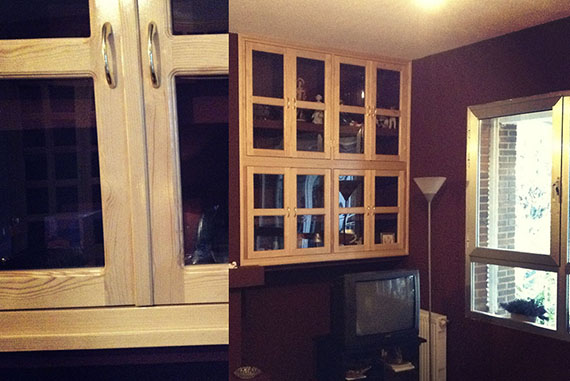  Las puertas que se aprecian en la fotografía fueron realizadas para cerrar una estantería de obra. Están realizadas en madera de pino melis y metacrilato. Su acabado esta realizado en barniz de poliuretano. El resultado final le dio un valor añadido al mueble mejorando su aspecto y calidad, proporcionando una mayor seguridad a los objetos que contenía al estar esta próxima a la chimenea y ser susceptible de almacenar polvo y humo.