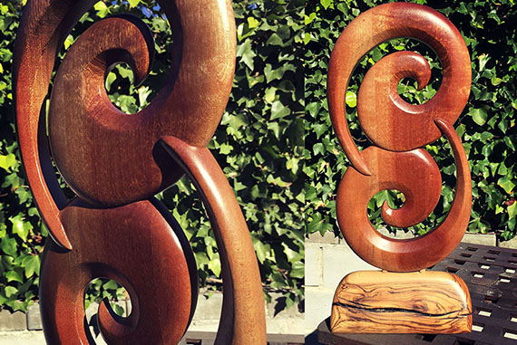 Esta figura representa el nacimiento de la hoja del elecho. Esta talla fue realizada en madera tropical y base de olivo.