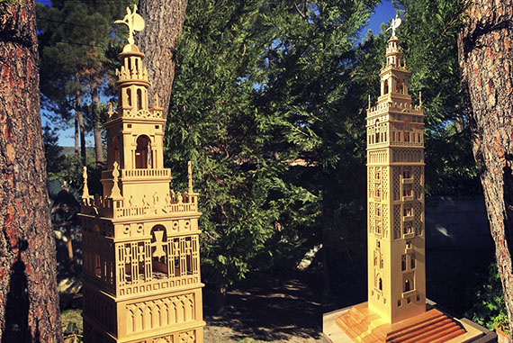 Trabajo de marquetería realizado con tablero contrachapeado de okumen. La reproducción contiene una fidelidad exacta a la construcción original con todos los detalles del arte mozárabe (paños de sebca, sus arcos en herradura… etc).