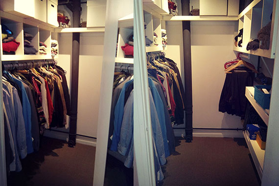 La fotografía presenta un cuarto totalmente rehabilitado. Esta estancia era originariamente un cuarto oscuro en la cual se podían ver perfectamente las tuberías de la casa por el techo, un suelo podrido y paredes descolchadas. Tras la transformación, esta oscura y deprimente estancia se convirtió en un precioso y práctico vestidor de gran utilidad aprovechando al milímetro cada rincón de su espacio. El suelo se cubrió con una confortable moqueta vegetal tras acondicionar la base.