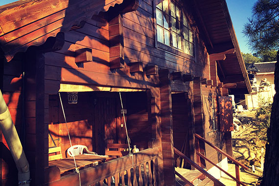 Renovación completa de la fachada, realizando un lijado y aplicando un tratamiento con lasur. Se hicieron varios trabajos de conservación, como una sustitución parcial del alero, reforzamiento de uniones y sellados de partes estructurales importantes de la casa, limpieza de la cubierta y la construcción de una escalera de acceso al porche. Así mismo, se realizó un chequeo exhaustivo de la casa en busca de partes susceptibles de deterioro.