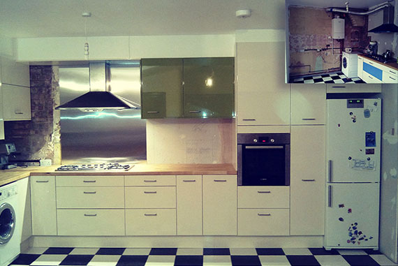 Esta es una reforma completa que requirió un diseño conforme a las nuevas exigencias de la casa. Esta reforma presentaba exigencias técnicas de fontanería y electricidad que funcionaran con el nuevo planteamiento de la cocina, siendo preciso cambiar puntos de conexión de luz para los electrodomésticos y otros aparatos eléctricos. La caldera tenía que estar presente en el diseño (por necesidades de espacio y funcionamiento), por lo que se tuvo que crear una falsa pared para ocultar todas las tuberías, y de paso, el nuevo planteamiento eléctrico. Esta pared sirvió tanto para ocultar la fontanería y la electricidad como para recepcionar el nuevo mobiliario de manera fiable, nivelada y estética. Se tuvo en cuenta el aprovechamiento de los muebles del anterior diseño (reduciendo de esta manera los costes). Esta obra requiso albañilería (para azulejos y otros elementos) y pintura (en el encuentro con los muebles y el techo). La obra concluyó dejando todo en perfecto funcionamiento y la satisfacción de los propietarios.