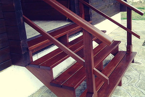 Esta escalera fue construida para dar acceso a un porche. La madera que forma esta estructura es de iroko con un acabado en lasur. La barandilla y la escalinata forman un conjunto agradable y seguro con un bello acabado en el escalón inicial con el balaustre inicial. Esta escalera está pensada para tener una gran resistencia estructural y contra las inclemencias del tiempo.