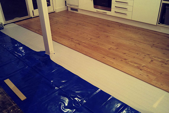 La elección de una tarima sintética es una buena opción, ya que su montaje es rápido, tiene una gran resistencia que no requerirá de acuchillados en el futuro, e imita perfectamente la apariencia y estética de maderas naturales evitando todos sus inconvenientes de las mismas. Resulta una elección altamente decorativa.