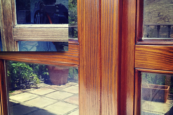 Este trabajo es un buen ejemplo de cómo se puede restaurar lo que en apariencia es irrecuperable. En este caso, se trata de las puertas de pino de un balcón en las cuales se realizó un lijado y posteriormente un tratamiento en lasur.