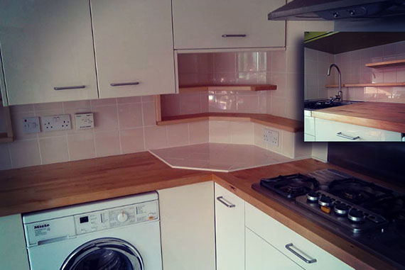 La reforma completa de esta parte de la casa consistió en la fusión de la cocina y el comedor eliminando su tabique divisorio creando un espacio mucho más abierto y amplio. Se modificó la distribución de los radiadores. Se redistribuyo todo el alumbrado y electricidad. Se eliminó toda la escayola del techo dejando al descubierto las vigas, y tras su limpieza y acondicionamiento se pintaron en blanco (camuflando de esta manera todos los servicios) dando un aspecto nuevo y elegante. La cocina fue sustituida por completo [Buscar ejemplo en otras fotografías]. El diseño general de toda esta nueva estancia es de carácter conceptual, dando una sensación sosiego, amplitud y bien estar.