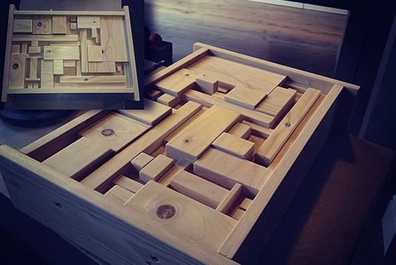 Composición realizada en pino para cubrir un cuadro de luces. El diseño es original y exclusivo.