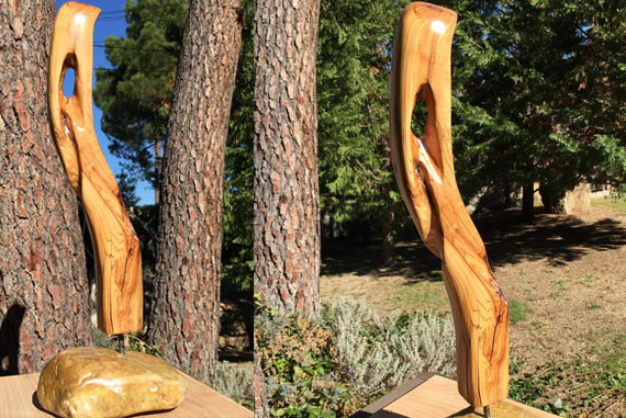 Escultura realizada en madera de olivo y pié de piedra. El acabado es en barniz de poliuretano. Es una pieza original y exclusiva.